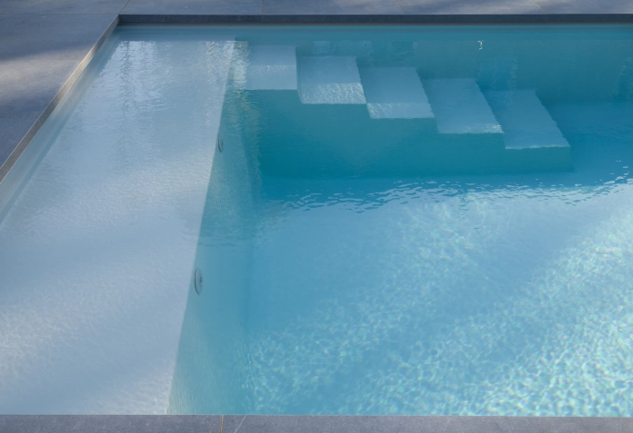 Stalen versus RVS zwembaden: wat past bij u?