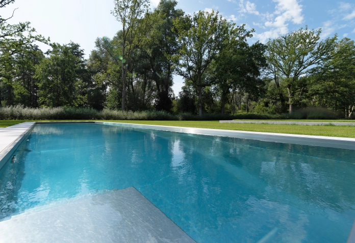 Zelf een bovengronds zwembad bouwen of een professioneel geplaatst zwembad?