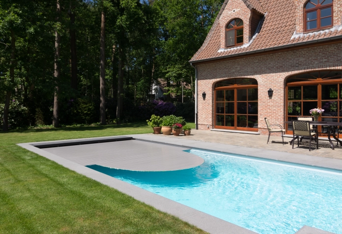 Een zwembad op maat die al uw verwachting overtreft? Neem contact op voor de mogelijkheden 