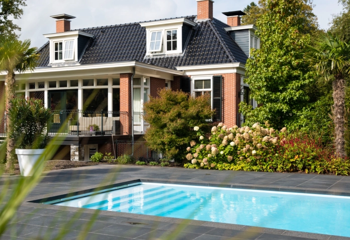 Zorgeloos genieten van uw buitenzwembad? Neem contact op voor de mogelijkheden! 