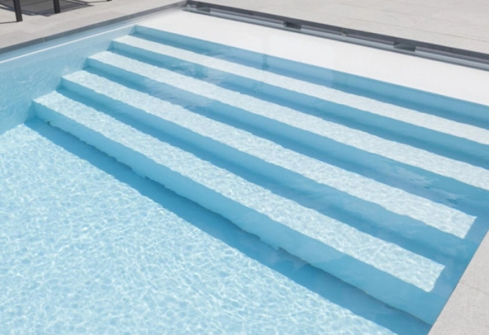 Met een trap geeft u karakter aan uw zwembad