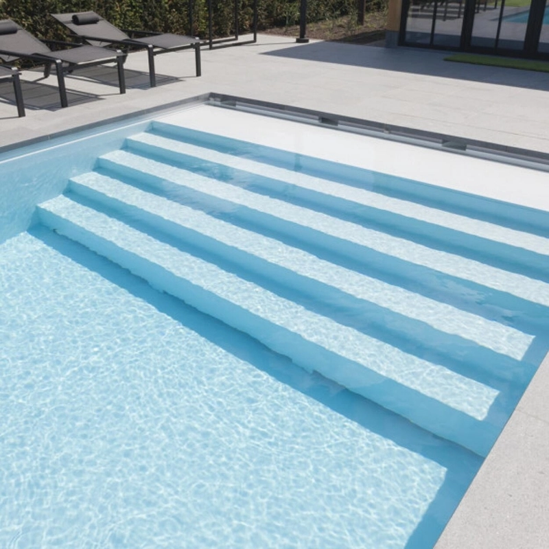 Met een trap geeft u karakter aan uw zwembad